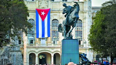 Estatua José Martí cabalga de Nueva York a La Habana
