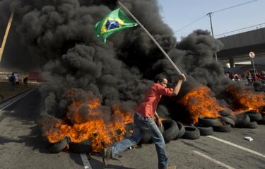 Empieza huelga de policía en 13 estados de Brasil, a tres semanas del Mundial