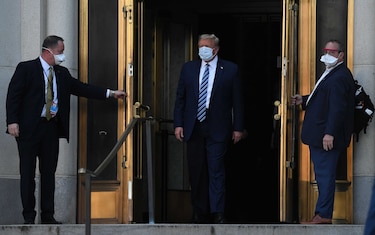 Trump se quita la mascarilla y saluda al regresar a la Casa Blanca desde el hospital