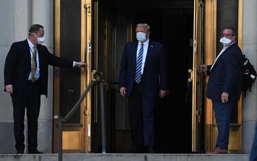 Trump se quita la mascarilla y saluda al regresar a la Casa Blanca desde el hospital
