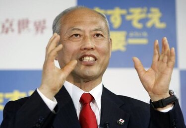 Renuncia gobernador de Tokio por usar dinero público en gastos personales