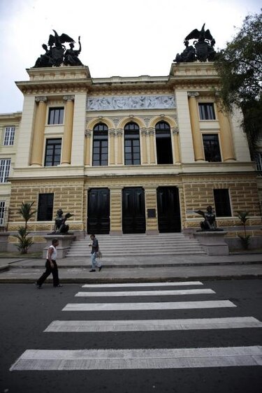 Expedientes de institutores son enviados a asesoría legal del Meduca