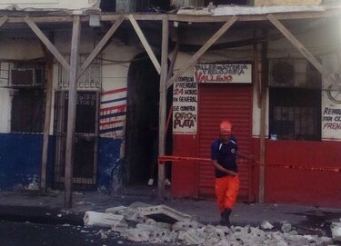 Se desploma balcón de inmueble en Colón; una persona resulta herida