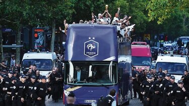 París le da una bienvenida de héroes a los jugadores campeones en Rusia 2018