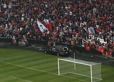 Miles rinden homenaje a Eusebio, el rey de Portugal