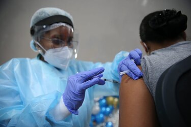 Docentes de tres circuitos serán vacunados a partir del 5 de abril