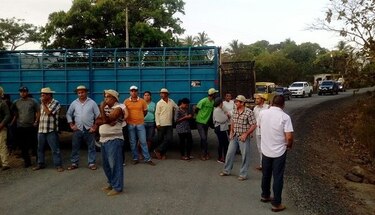 Residentes de Llano de Piedras exigen la terminación de carretera