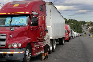 Costa Rica y Panamá buscan solución a paro de transporte en la frontera