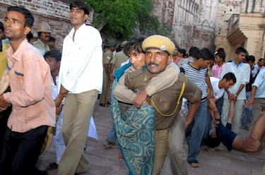 Al menos 33 muertos en una estampida durante celebración religiosa en la India