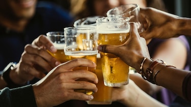 ‘La generación sobria’: por qué cada vez más jóvenes reemplazan el alcohol por medicamentos para la ansiedad