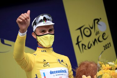 Alaphilippe gana la primera etapa del Tour de Francia en una jornada marcada por dos caídas multitudinarias