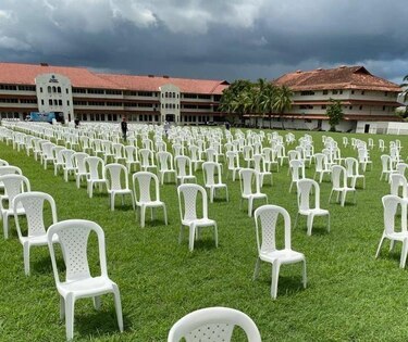 Sillas blancas para honrar a las víctimas de la pandemia