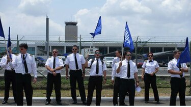 Buscan evitar huelga; pilotos y Copa negocian convención colectiva