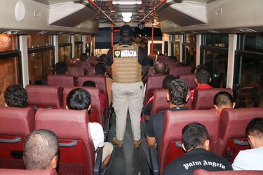 Migración expulsa a 42 colombianos con historial delictivo