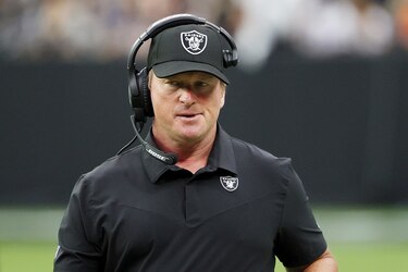 Renuncia el entrenador de los Raiders de la NFL, acusado de racismo y homofobia