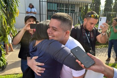 Condenan a prisión a activistas salvadoreños que protestaron cerca de casa de Bukele