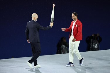 Un globo porta la llama: el pebetero olímpico es encendido tras un épico relevo