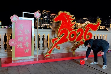 China y su diáspora celebran el Año Nuevo lunar: viajes, banquetes y luces