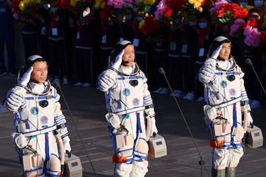 Astronautas chinos regresan a la Tierra tras misión de 90 días