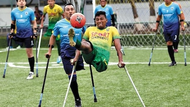 El fútbol también se puede jugar con una sola pierna