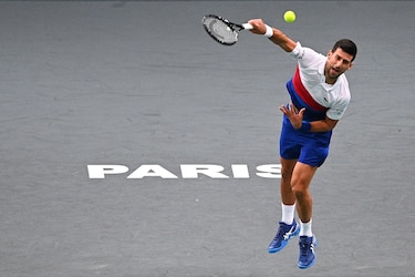 Novak Djokovic y Daniil Medvedev pasan a las semifinales en París-Bercy