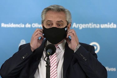 Presidente de Argentina enfrenta a la justicia por festejo durante confinamiento