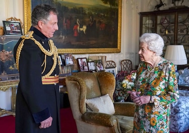 Primera aparición pública de la reina Isabel II tras su ausencia en un acto del domingo