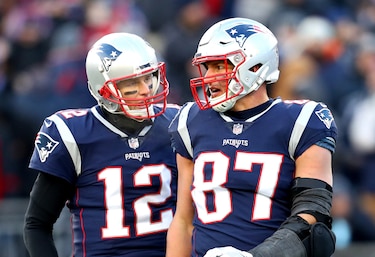 Gronkowski sale del retiro y se une a Brady en Tampa Bay
