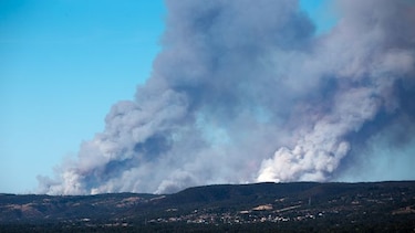 Los bomberos luchan contra reloj para sofocar los incendios de Australia