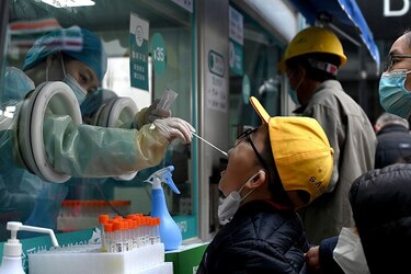 Millones de personas confinadas en China se enfrentan a un brote récord de la Covid-19