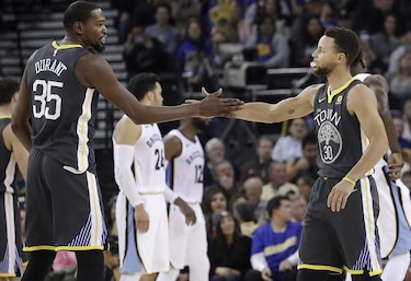 Curry logra sensacional regreso y opaca labor del español Marc Gasol
