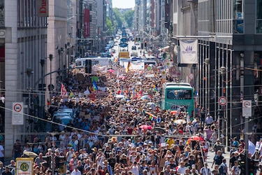 Berlín: miles de personas protestan contra las restricciones por el nuevo coronavirus
