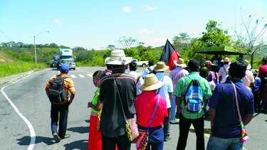 Ngäbes buglés cierran acceso a Barro Blanco