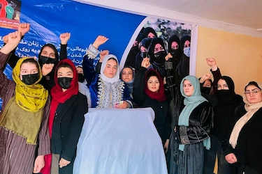 Los talibanes prohíben el sonido de la voz de mujer y marcan el hiyab como innegociable