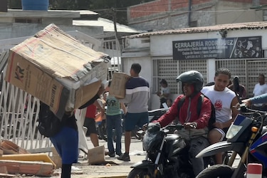 Saqueos y desesperación marcan la emergencia en Venezuela tras los terremotos