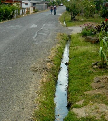 Denuncian derrame de aguas servidas en el afluente del río La Villa