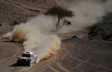 Carlos Sainz toma el mando en el Dakar