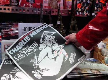 Un Dios asesino en la portada de Charlie Hebdo, un año después del atentado