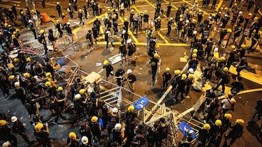 Hong Kong vuelve al caos con noche de incidentes entre manifestantes y la policía