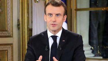 Emmanuel Macron acelera recorte de impuestos y sube salarios