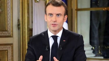 Emmanuel Macron acelera recorte de impuestos y sube salarios
