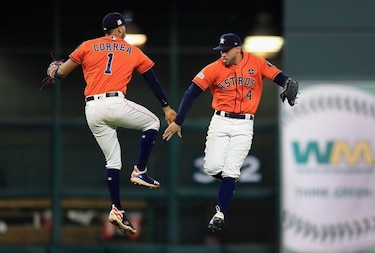 Correa y Altuve dan a Astros ventaja de 2-0 sobre Boston