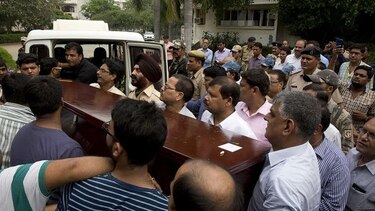 Policía de Bangladesh interroga a sobrevivientes de ataque