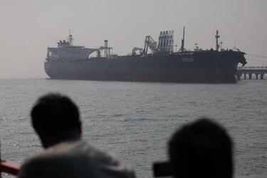 Navieras de Asia observan con cautela el desbloqueo del estrecho de Ormuz