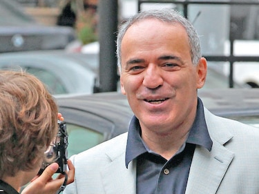 El campeón de ajedrez Kasparov vuelve a los tableros