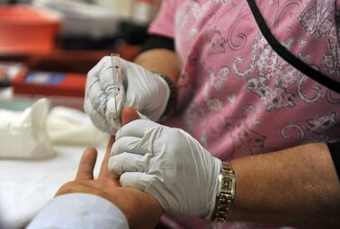 Piden eliminar norma federal que impide a homosexuales donar sangre en EU
