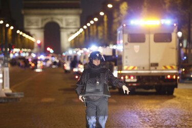 Tiroteo en los Campos Elíseos en París; un policía murió
