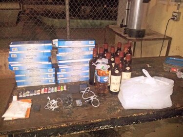 Encuentran celulares, navajas, cigarrillos y whisky en predios de cárceles