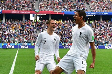 Francia supera 2-0 a Uruguay y avanza a semifinales
