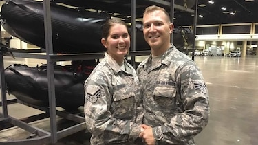 Una pareja de la Guardia Nacional se casa en medio de Irma